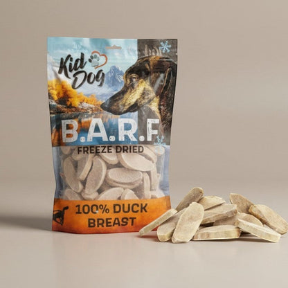 Lupiora KIDDOG gefriergetrocknete Entenbrust Leckerlis für Hunde in einer 220g Packung auf beigem Hintergrund