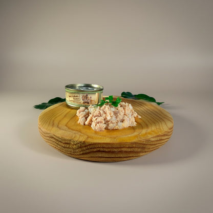 Lupiora NATURAL GREATNESS Hühnchenbrust für Kätzchen in einer Dose mit gehacktem Fleisch auf einem Holzbrett