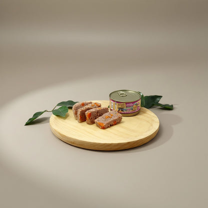 Lupiora NATURAL GREATNESS Katzenfutter mit Kaninchen, Ente, Karotten und Fenchelsamen auf einem Holzbrett serviert.