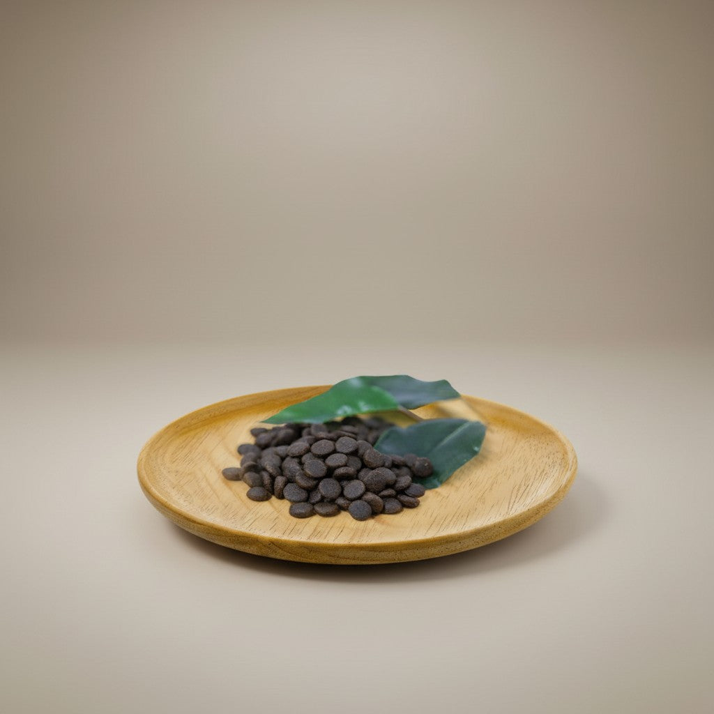 Lupiora NATURAL GREATNESS Top Mountain Recipe Kaninchen-Trockenfutter für Katzen auf einem hölzernen Teller serviert