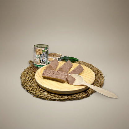 Lupiora NATURAL GREATNESS Lamm Monoprotein Mousse für Hunde auf einem Holzbrett mit Holzlöffel serviert.