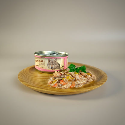 Lupiora Natural Greatness Thunfisch Filet mit Garnelen Nassfutter für Hunde auf einem Holzteller serviert